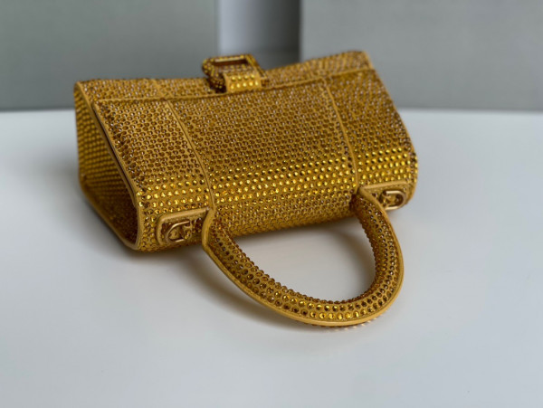 Ba*len*cia*ga hourglass