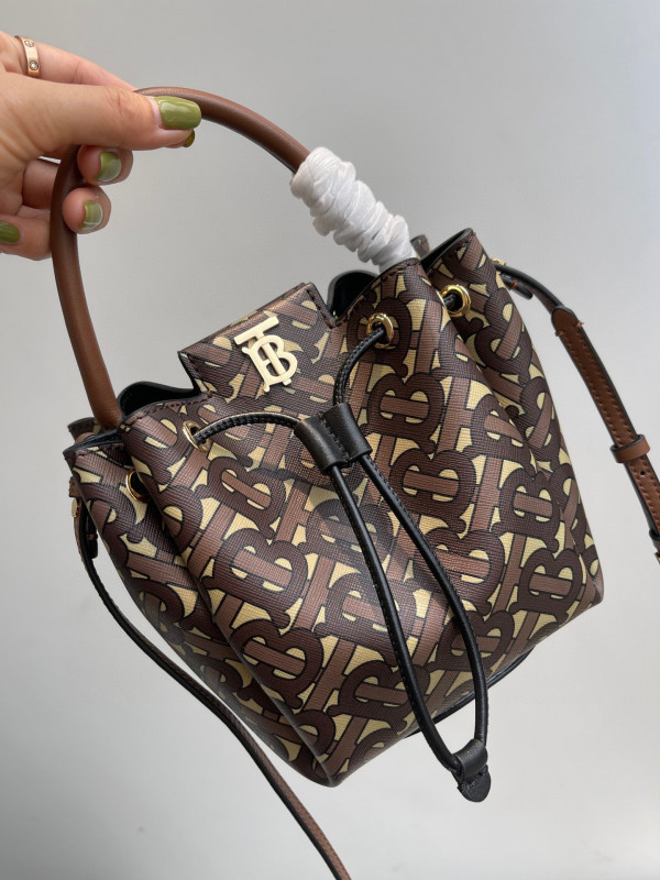 B**rry bucket bag