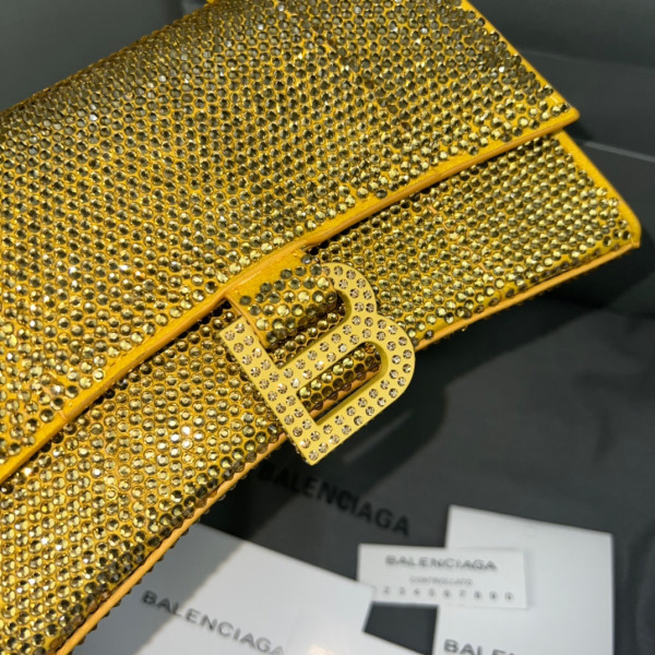 Ba*len*cia*ga hourglass