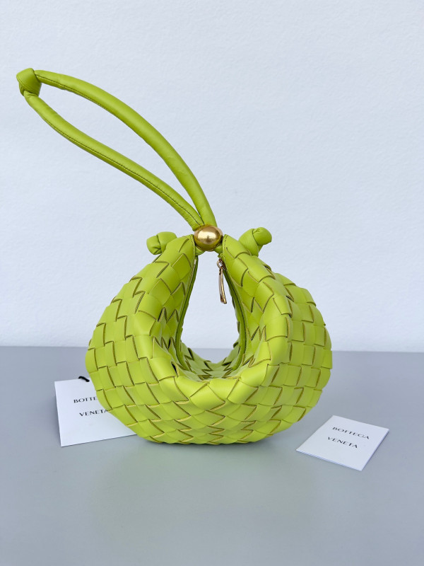 bo*te*ga Ve*ne*ta turn