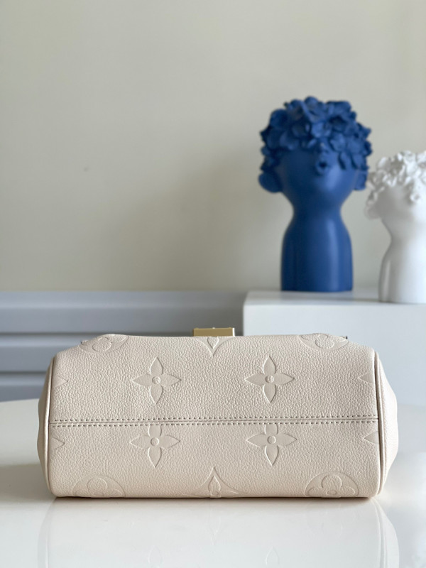 l0*is V*t0n favorite