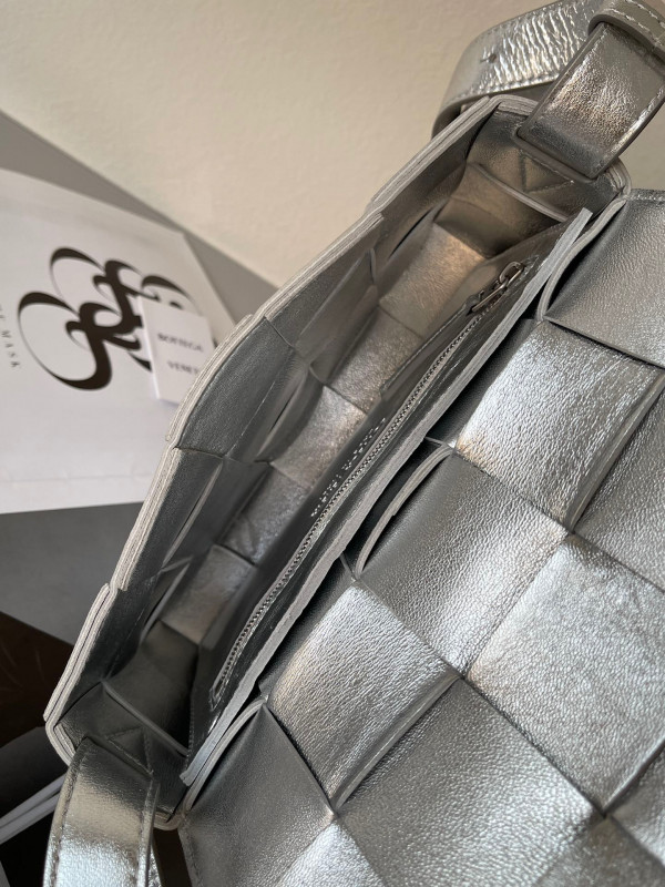 bo*te*ga Ve*ne*ta cassette