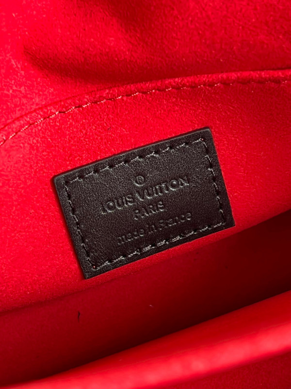 l0*is V*t0n dauphine mini