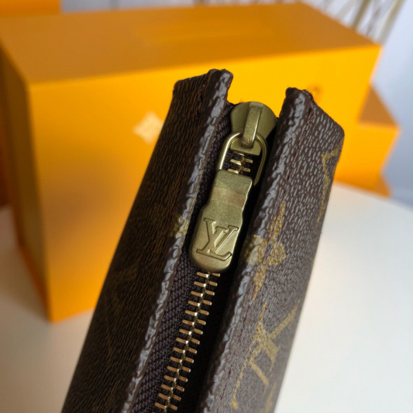 l0*is V*t0n toiletry pouch 26