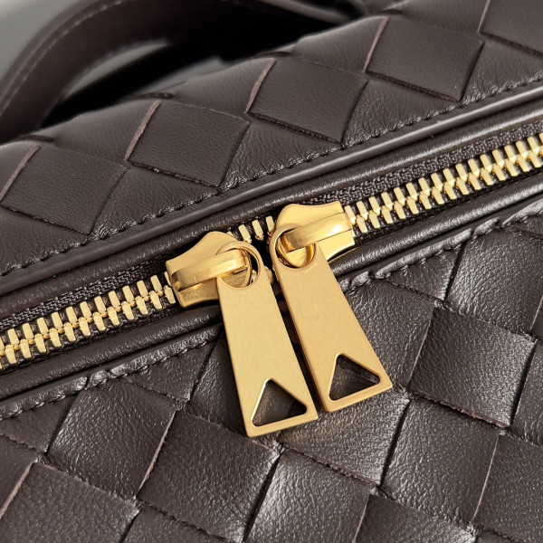 bo*te*ga Ve*ne*ta  vanity case crossbody bag