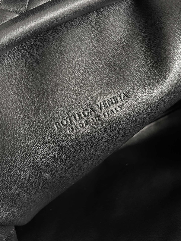 bo*te*ga Ve*ne*ta teen lauren 1980 with chain