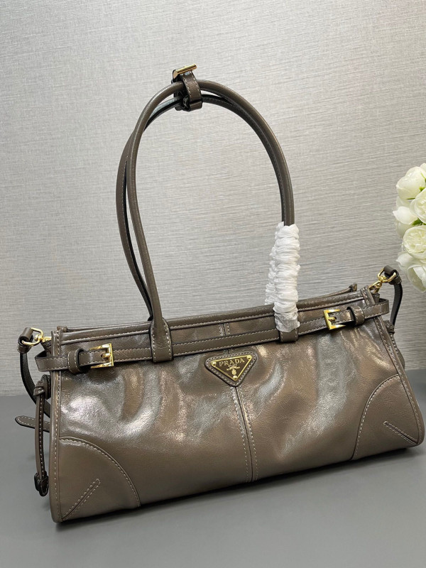 Pra*a medium leather handbag
