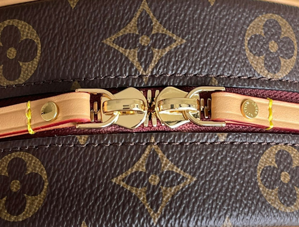 l0*is V*t0n nicolas ghesquière