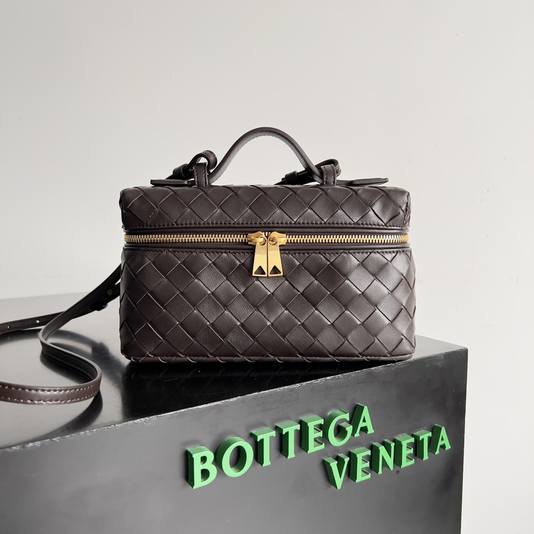 bo*te*ga Ve*ne*ta  vanity case crossbody bag