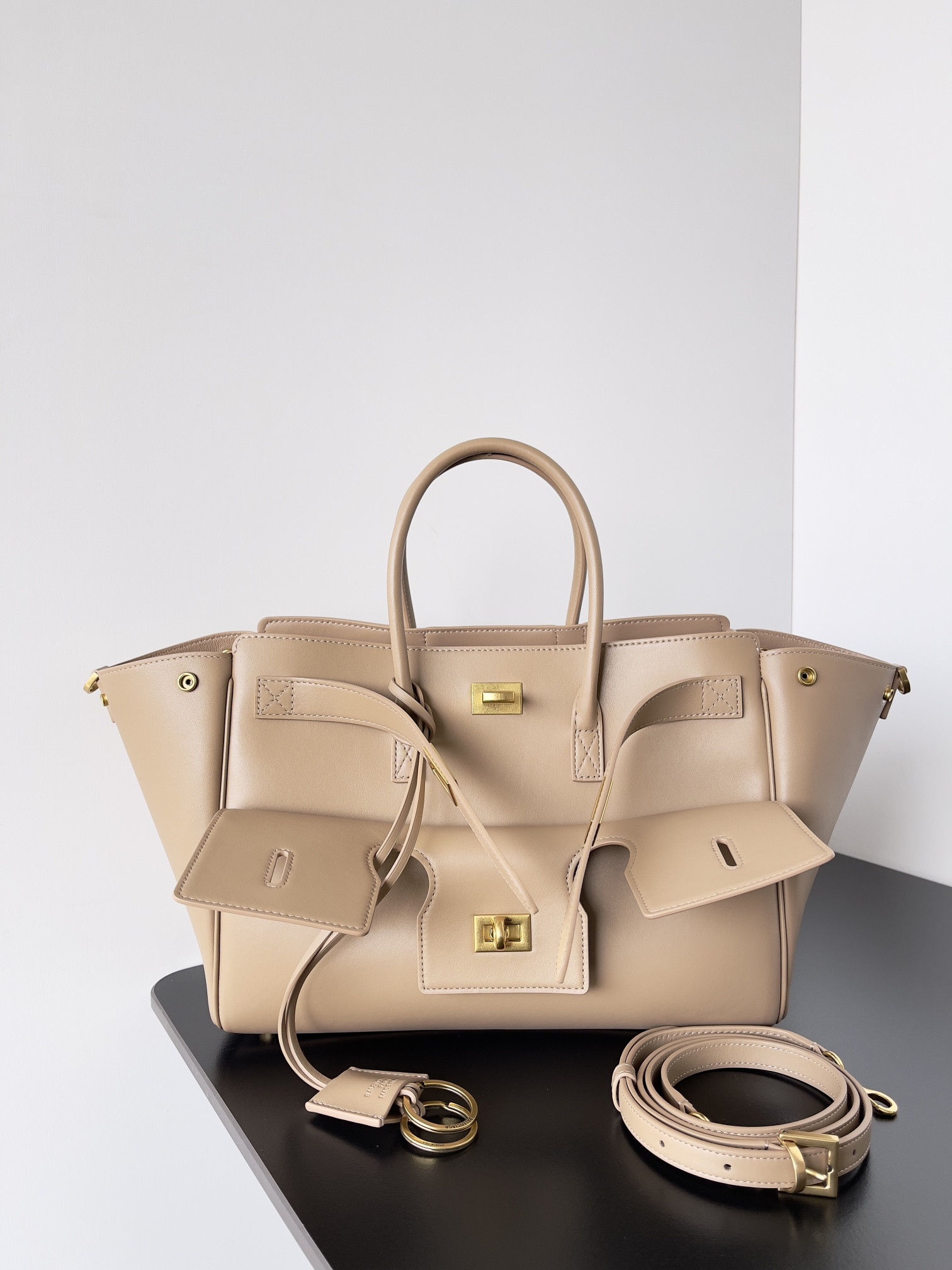 Ba*len*cia*ga bel air medium carry all bag