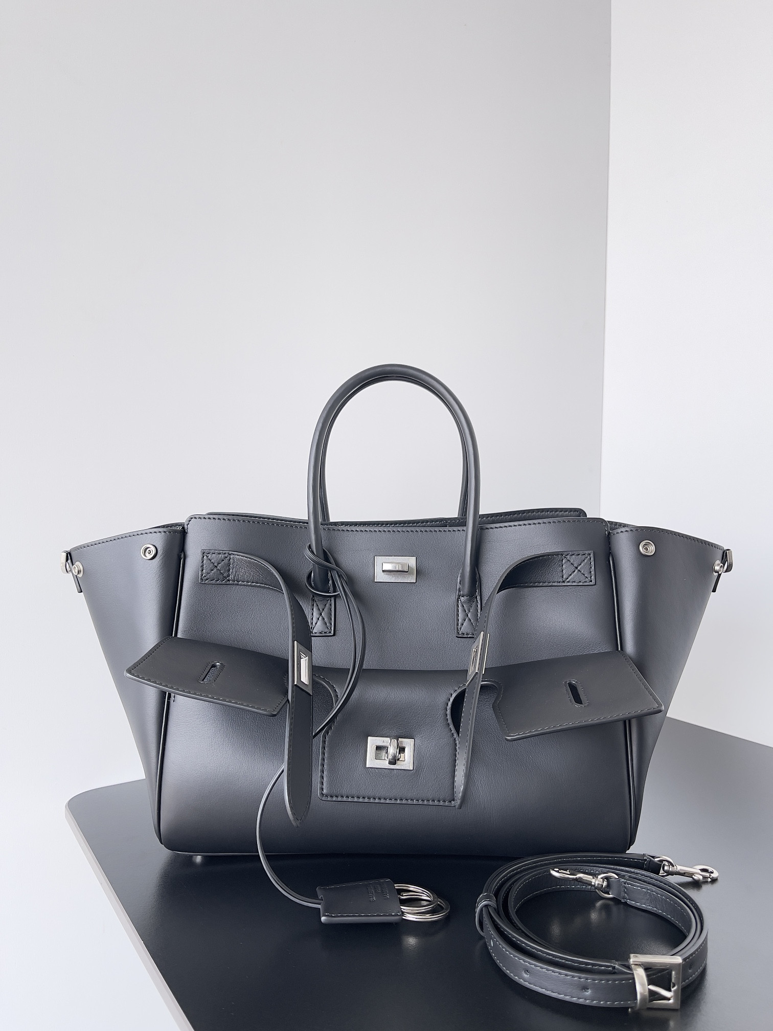 Ba*len*cia*ga bel air small carry all bag